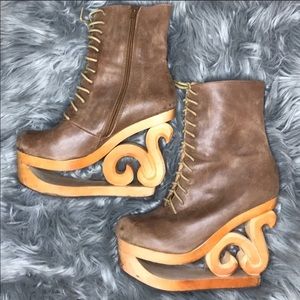 Jeffrey Campbell wooden lace up boots !